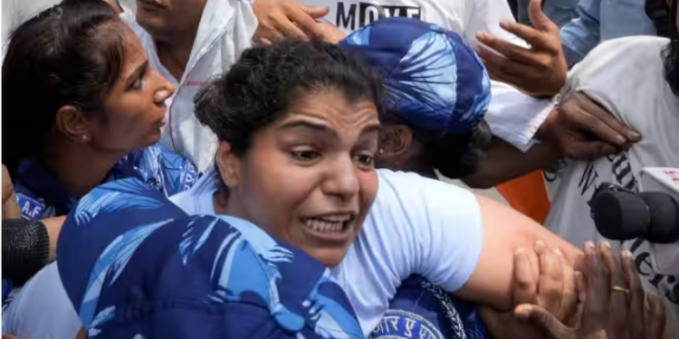 पहलवानों के प्रदर्शन को लगा बड़ा झटका, साक्षी मलिक आंदोलन से अलग हो रेलवे की नौकरी पर लौटीं