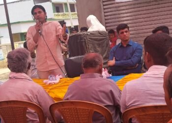 चतरा : डॉक्टर अभिषेक कुमार सिंह ने किया स्वास्थ्य कैंप का आयोजन