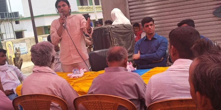 चतरा : डॉक्टर अभिषेक कुमार सिंह ने किया स्वास्थ्य कैंप का आयोजन