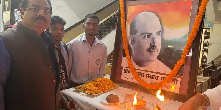 रांची : DSPMU में मनाई गई डॉक्टर श्यामा प्रसाद मुखर्जी की पुण्यतिथि