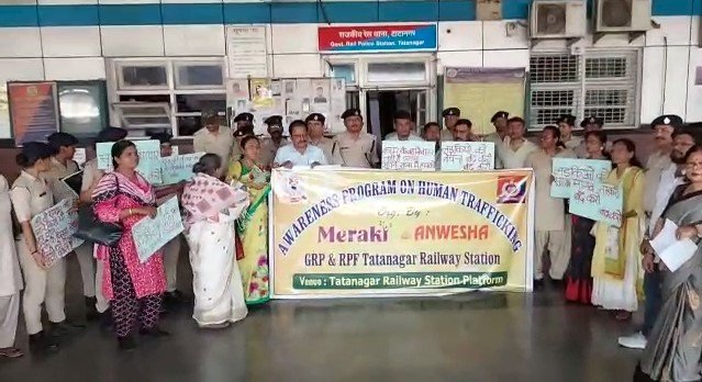 जमशेदपुर: मानव तस्करी के खिलाफ टाटानगर रेलवे स्टेशन में चला जागरूकता अभियान