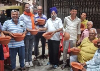 पक्षियों की प्यास बुझाने के लिए गुरुद्वारा प्रबंधक कमेटी ने बांटे मिट्टी के बर्तन