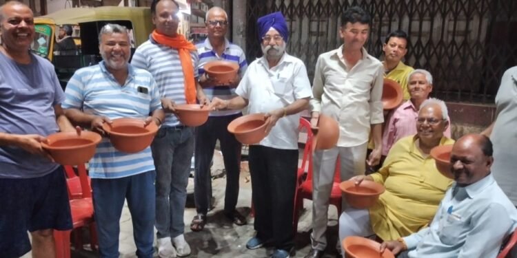 पक्षियों की प्यास बुझाने के लिए गुरुद्वारा प्रबंधक कमेटी ने बांटे मिट्टी के बर्तन