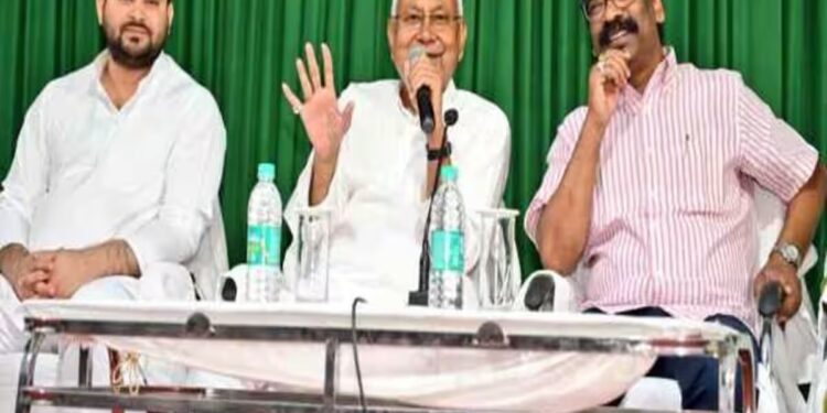 Politics : पटना में विपक्षी एकता पर हो रही बैठक, झारखंड में तेज हुई सियासत !