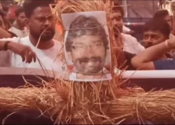 बिजली कटौती से नाराज BJP ने मुख्यमंत्री हेमंत सोरेन का किया पुतला दहन