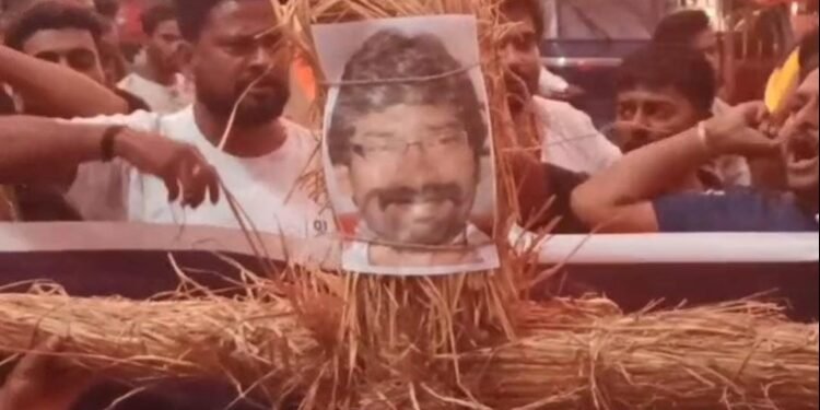 बिजली कटौती से नाराज BJP ने मुख्यमंत्री हेमंत सोरेन का किया पुतला दहन