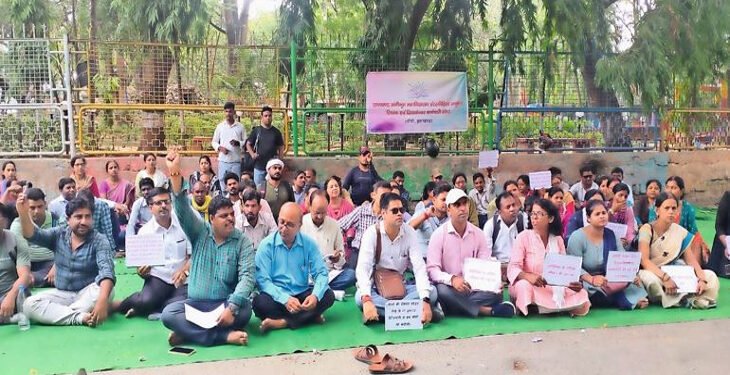 झारखंड डिग्री कॉलेजों में इंटरमीडिएट की पढ़ाई बंद किये जाने पर धरना प्रदर्शन