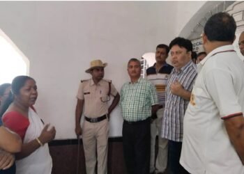 धनबाद : पत्नी की बात में आकर डीआरएम ने उतरवाए रेलकर्मी के कपड़े, गंभीर अवस्था में अस्पताल में भर्ती कर्मचारी