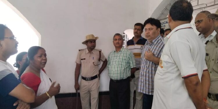 धनबाद : पत्नी की बात में आकर डीआरएम ने उतरवाए रेलकर्मी के कपड़े, गंभीर अवस्था में अस्पताल में भर्ती कर्मचारी