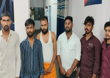 कोडरमा: अवैध अंग्रेजी शराब बनाने की फैक्ट्री का खुलासा, भारी मात्रा में शराब व उपकरण बरामद, 6 गिरफ्तार