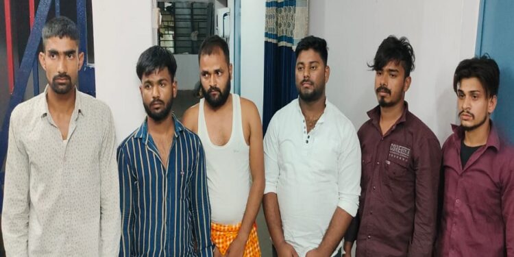 कोडरमा: अवैध अंग्रेजी शराब बनाने की फैक्ट्री का खुलासा, भारी मात्रा में शराब व उपकरण बरामद, 6 गिरफ्तार