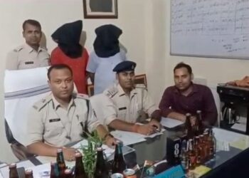 लोहरदगा: विभिन्न जगहों पर छापेमारी कर पुलिस ने भारी मात्रा में देसी-विदेशी शराब किया जब्त, दो गिरफ्तार