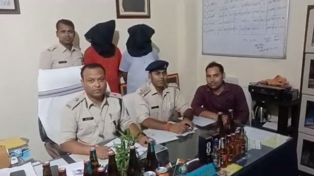 लोहरदगा: विभिन्न जगहों पर छापेमारी कर पुलिस ने भारी मात्रा में देसी-विदेशी शराब किया जब्त, दो गिरफ्तार