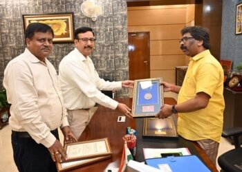 टीबी उन्मूलन में रांची जिला ने किया श्रेष्ठ कार्य, मिले गोल्ड मेडल को मुख्य स्वास्थ्य सचिव ने सीएम हेमंत को सौंपा