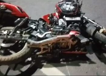 धनबाद : सड़क हादसे में बाइक सवार युवक की मौत, टक्कर से जलकर राख हुई कार