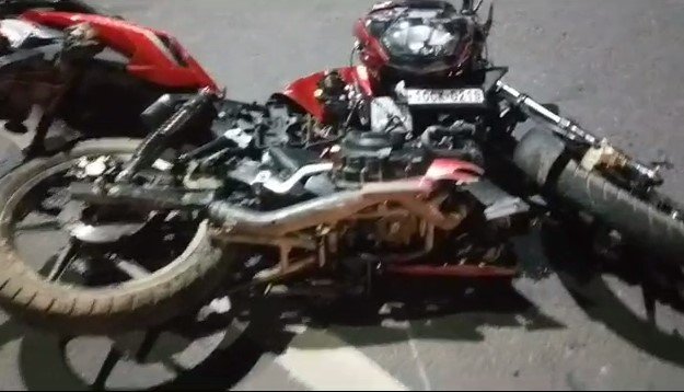 धनबाद : सड़क हादसे में बाइक सवार युवक की मौत, टक्कर से जलकर राख हुई कार