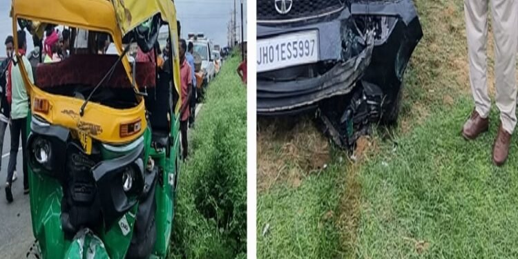 रातू में कार की टक्कर से ऑटो के उड़े परखच्चे, एक की मौत, दो लोग घायल