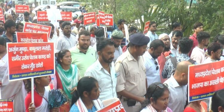 यूसीसी और पेशाब कांड घटना को लेकर ने रांची में विरोध प्रदर्शन, बीजेपी कार्यालय घेराव करने जा रहे आदिवासी संगठनों को प्रशासन ने रोका