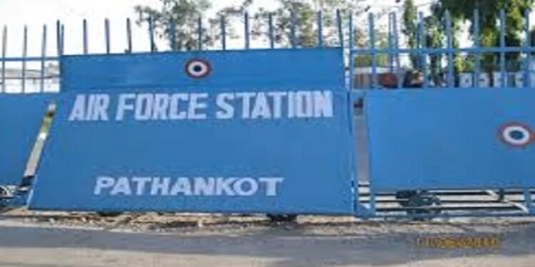 पठानकोट : महिला स्क्वाड्रन लीडर पर मेस का सेवादार ने धारदार हथियार से किया हमला, हालत गंभीर