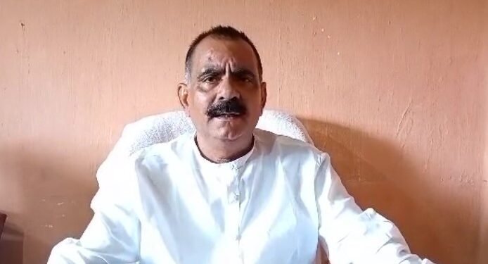 आलोक दुबे ने एक बार फिर राजेश ठाकुर के खिलाफ साधा निशाना, कांग्रेस पार्टी के मेनिफेस्टो का भी किया जिक्र