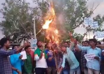 सोनाहातू : जेल भेजे जाने पर अमित महतो के समर्थकों ने निकाला आक्रोश जुलूस, सरकार को दी चेतावनी