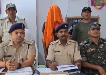 चतरा : नकली शराब कारोबारियों के विरुद्ध पुलिस की बड़ी कार्रवाई, भारी मात्रा में शराब बरामद, आरोपी अरेस्ट