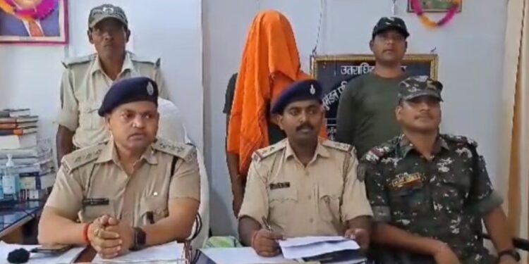 चतरा : नकली शराब कारोबारियों के विरुद्ध पुलिस की बड़ी कार्रवाई, भारी मात्रा में शराब बरामद, आरोपी अरेस्ट