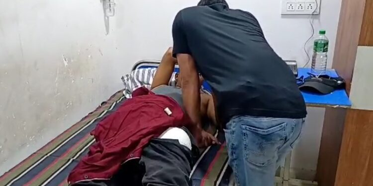 गैंगस्टर अमन साहू गिरोह के साथ मुठभेड़ में घायल एटीएस के डीएसपी नीरज कुमार और एसआई सोनू कुमार मेदांता में भर्ती