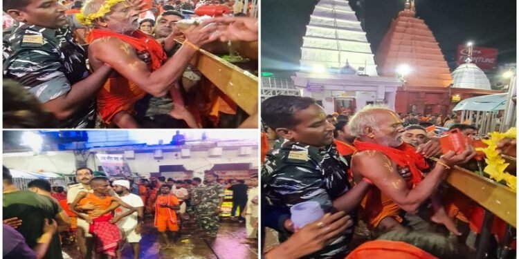 देवघर पुलिस का मानवीय चेहरा, असहाय बुजुर्ग श्रद्धालुओं को बाबा के जलार्पण में की मदद