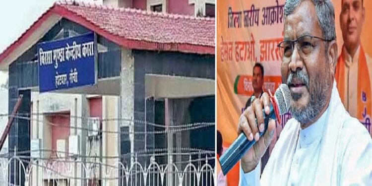 जेल में छापेमारी करने पहुंची पुलिस टीम से कैदी ने कहा जाकर कहो “PP” खोज रहा है, बाबूलाल ने ट्वीट कर हेमंत सरकार से पूछा ये सवाल