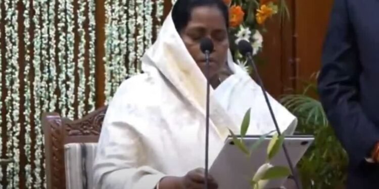 बेबी देवी बनी मंत्री, राज्यपाल सीपी राधाकृष्णन ने दिलाई शपथ, सीएम हेमंत सहित कई मंत्री व नेता हुए शामिल