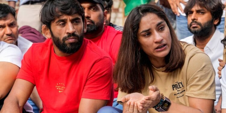 बजरंग पूनिया और विनेश फोगाट को दिल्ली हाईकोर्ट से राहत, ट्रायल में मिली छूट के खिलाफ दायर याचिका खारिज