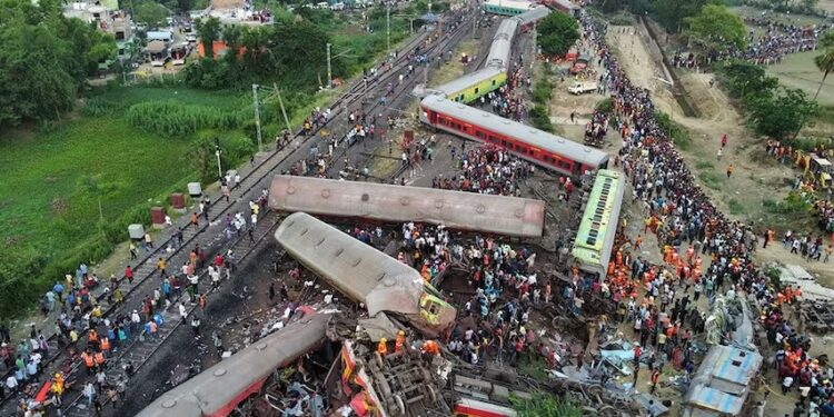 बालासोर ट्रेन हादसा: सीबीआई ने रेलवे के तीन कर्मचारियों को किया गिरफ्तार