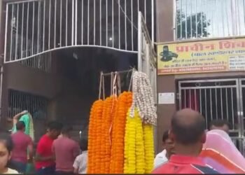 सावन के दूसरी सोमवारी पर मंदिरों में उमड़ी श्रद्धालुओं की भीड़