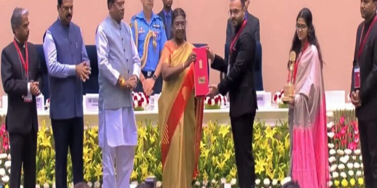 लोहरदगा समेत झारखंड के 9 जिला को राष्ट्रपति द्रौपदी मुर्मू के हाथों मिला भूमि सम्मान