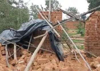 बिरहोर परिवारों के घरों पर चला बुलडोजर, बिना नोटिस दिए वन विभाग ने उजाड़ा आशियाना