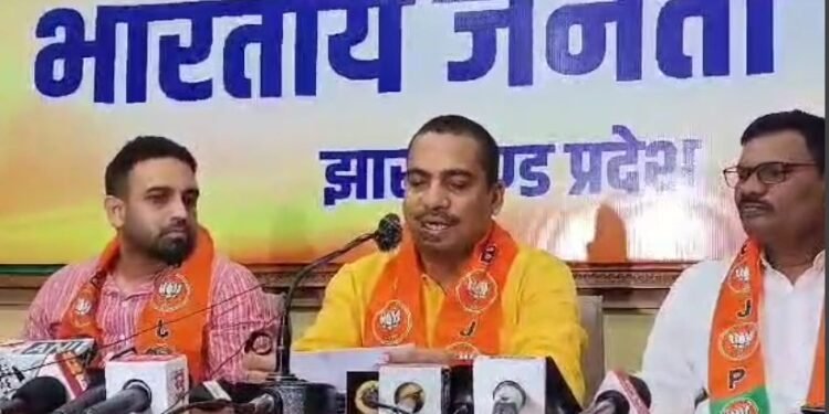 26000 शिक्षक बहाली प्रक्रिया पर बीजेपी का अटैक, JMM का पलटवार, पेट में क्यों हो रहा है दर्द ?