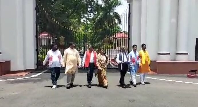 सुभाष मुंडा की हत्या सहित आदिवासियों पर हो रहे अत्याचार को लेकर बीजेपी एसटी मोर्चा के प्रतिनिधिमंडल ने राज्यपाल से की मुलाकात