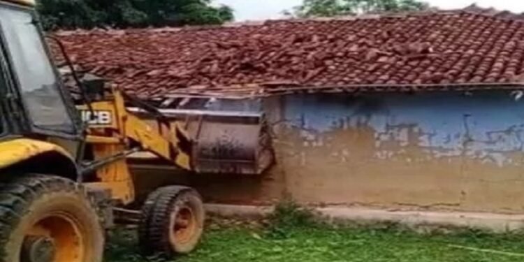 अब झारखंड में भी चलने लगा बुलडोजर, 19 संगीन मामले के आरोपी शिवशंकर के घर को प्रशासन ने किया जमींदोज