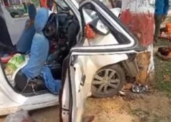 दुमका : पेड़ से टकराई कांवड़ियों की कार, एक की मौत चार घायल