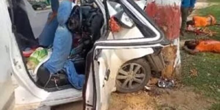 दुमका : पेड़ से टकराई कांवड़ियों की कार, एक की मौत चार घायल