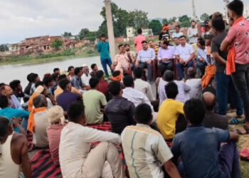 चतरा : टंडवा में धार्मिक स्थल पर असामाजिक तत्वों ने फेंका प्रतिबंधित मांस, पर्चा छोड़ दी चेतावनी, गांव में तनाव