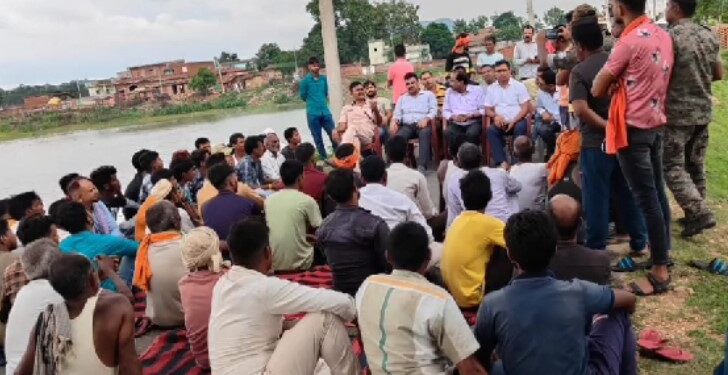 चतरा : टंडवा में धार्मिक स्थल पर असामाजिक तत्वों ने फेंका प्रतिबंधित मांस, पर्चा छोड़ दी चेतावनी, गांव में तनाव