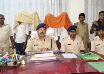 चतरा : 210 लीटर महुआ शराब और चोरी के 8 बाइक के साथ 4 तस्कर गिरफ्तार