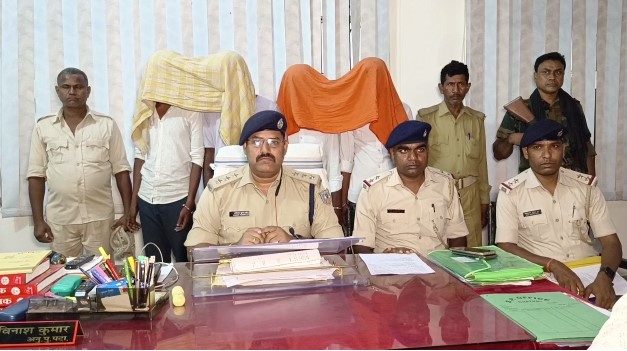 चतरा : 210 लीटर महुआ शराब और चोरी के 8 बाइक के साथ 4 तस्कर गिरफ्तार