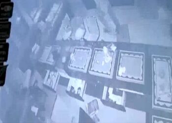 हजारीबाग :  ज्वेलर्स दुकान में नगदी समेत 15 लाख की आभूषणों की चोरी, सीसीटीवी में आरोपियों का चेहरा कैद