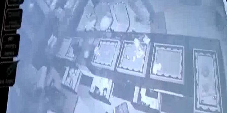 हजारीबाग : ज्वेलर्स दुकान में नगदी समेत 15 लाख की आभूषणों की चोरी, सीसीटीवी में आरोपियों का चेहरा कैद