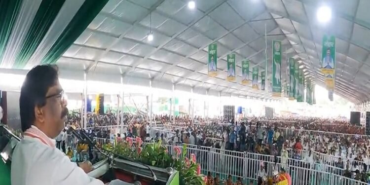 सीएम हेमंत सोरेन ने गिरिडीह वासियों को दी 79381.621 लाख की सौगात, परिसंपत्तियों का किया वितरण