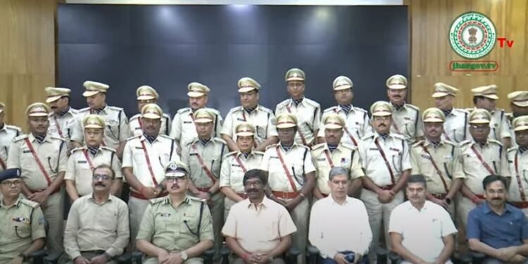 आईपीएस सरोजनी लकड़ा और अमेल्डा एक्का की सीएम हेमंत सोरेन ने की तारीफ, कहा- कांस्टेबल से अधिकारी बनने का तय किया सफर