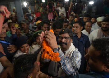 पुरानी पेंशन लागू होने पर खिल उठे चेहरे, प्रोजेक्ट भवन में होली जैसा माहौल, सीएम हेमंत सोरेन का जताया आभार